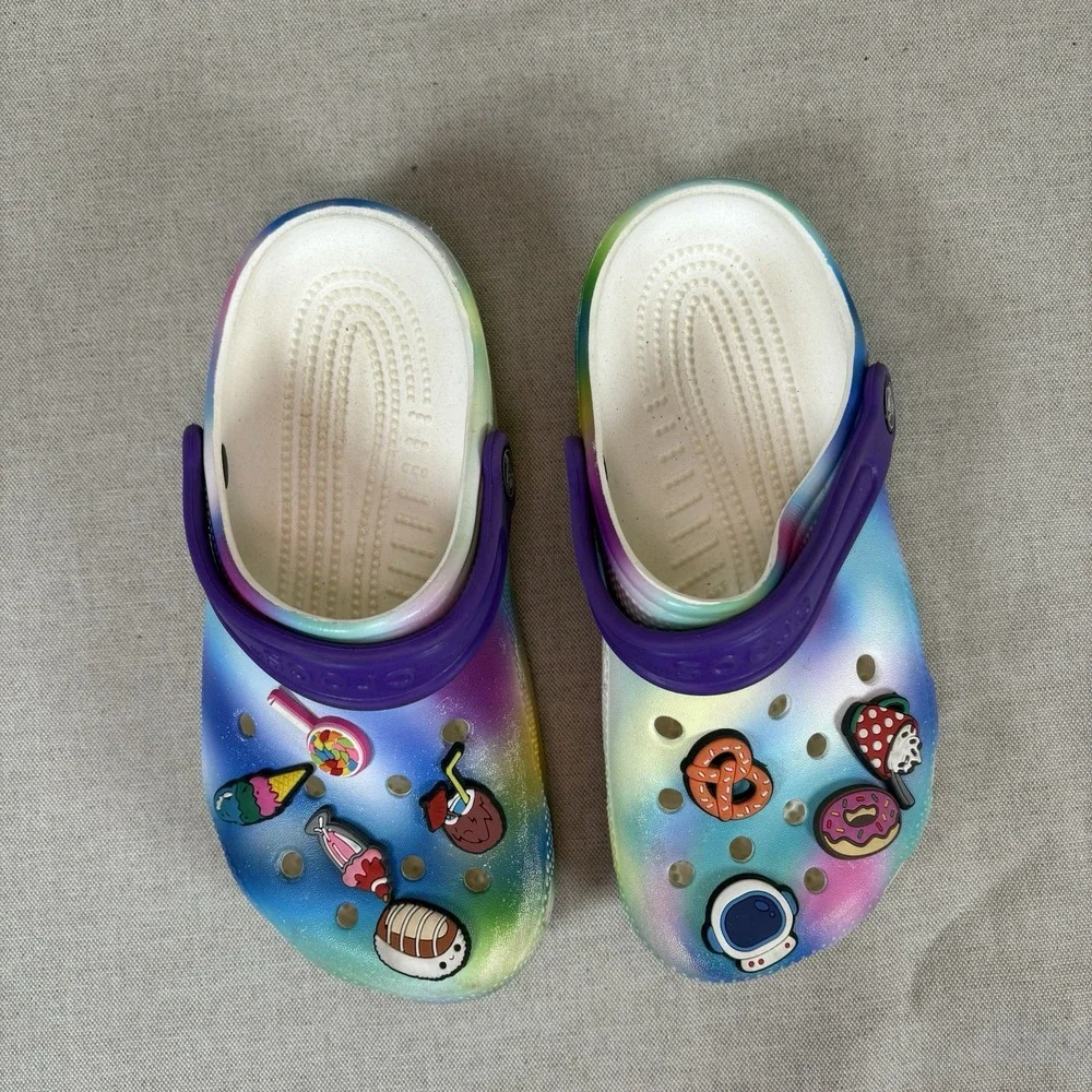 Crocs Classic Clogs Solarized‎ Tie Dye Rainbow Purple w/Charms Slip On Shoes J2